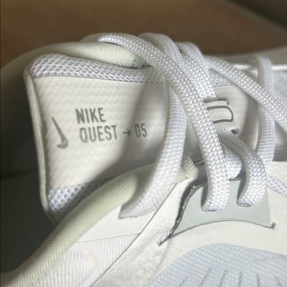Nike quest 5 women’s sporty, comfortable, white running sneakers size 9 - Picture 7 of 14